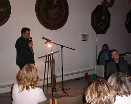 Wolfgang A. Senft bei der Ansage von Heinrich Hartl - vorne rechts sitzend (Foto Falberg)